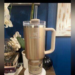 Beautiful  Gold limited edition Stanley 40 ounce H2O quencher!